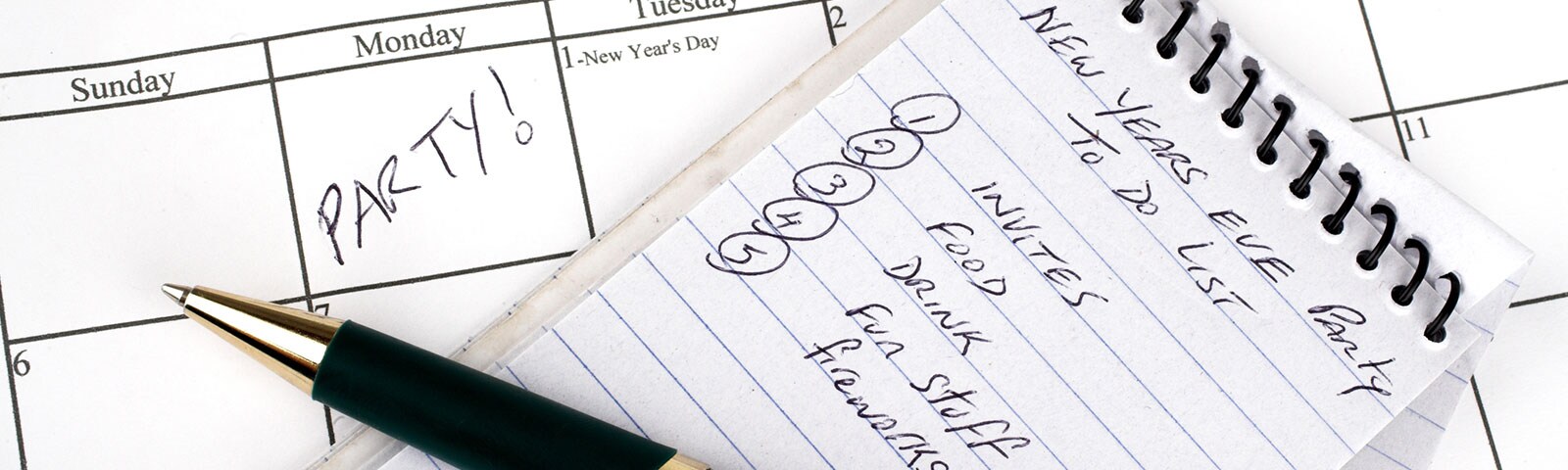 Calendar and note pad plans written with a pen